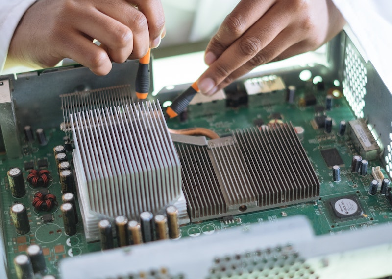 Prüfung elektronischer Betriebsmittel.
